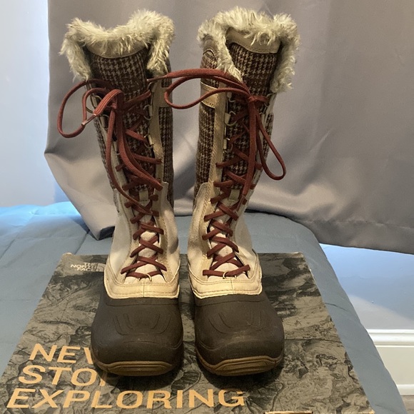 Great condition north face waterproof snow boots size 8 - Picture 3 of 10